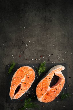 Gıda maddeleri ile Çiğ somon biftek.