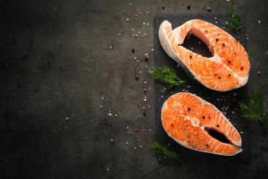 Gıda maddeleri ile Çiğ somon biftek.