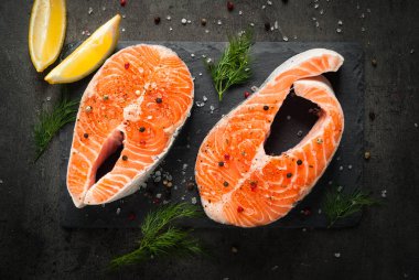 Gıda maddeleri ile Çiğ somon biftek.