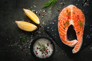 Gıda maddeleri ile Çiğ somon biftek.