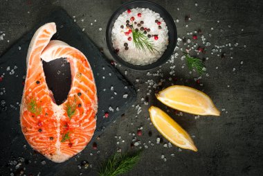 Gıda maddeleri ile Çiğ somon biftek.