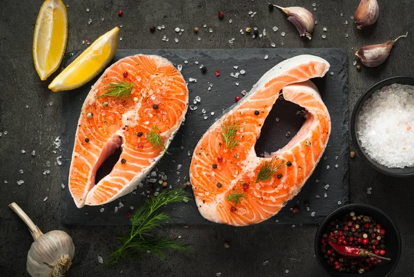 Bife de salmão cru com ingredientes alimentares . — Fotografia de Stock