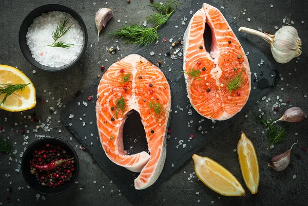 Filete de salmón crudo con ingredientes alimentarios . — Foto de Stock