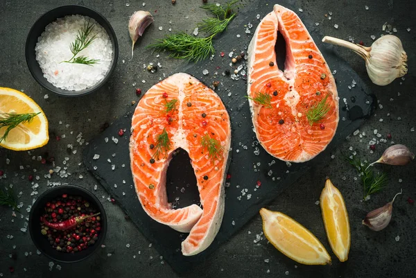 Bife de salmão cru com ingredientes alimentares . — Fotografia de Stock