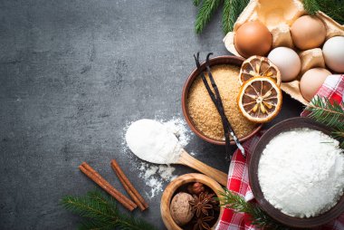 Noel yemeği pişirmek için gerekli malzemeler.