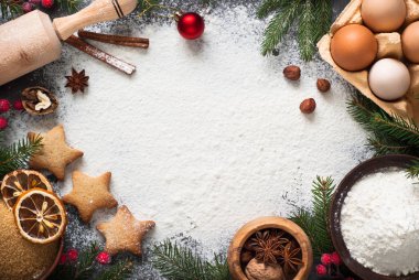 Noel yemeği pişirmek için gerekli malzemeler.
