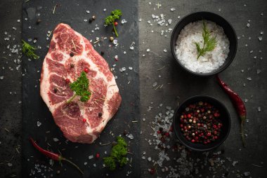 Çiğ domuz biftek siyah