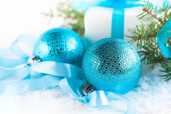 Decorazioni natalizie blu su bianco. Sfondo di Natale . — Foto Stock