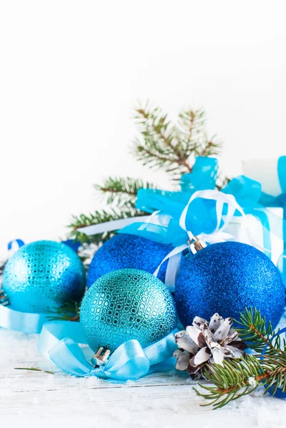 Διακοσμήσεις Χριστουγέννων μπλε σε λευκό. Χριστουγεννιάτικο φόντο. — Φωτογραφία Αρχείου