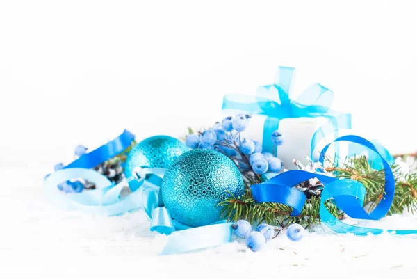 Weihnachtsblaue Dekoration auf weißem Grund. Weihnachtlicher Hintergrund. — Stockfoto