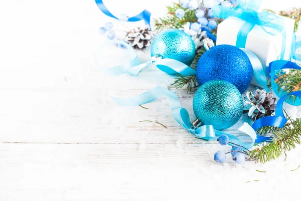 Διακοσμήσεις Χριστουγέννων μπλε σε λευκό. Χριστουγεννιάτικο φόντο. — Φωτογραφία Αρχείου