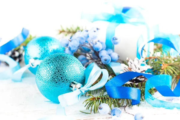 Decorações azuis de Natal em branco. Fundo de Natal . — Fotografia de Stock
