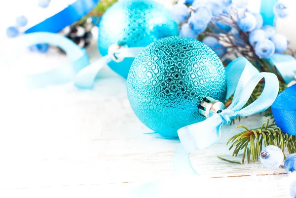 Decoraciones de Navidad azul sobre blanco. Fondo de Navidad . — Foto de Stock