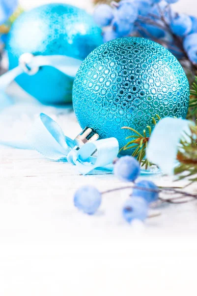 Décorations bleues de Noël sur blanc. Fond de Noël . — Photo