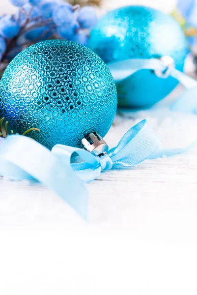 Decorações azuis de Natal em branco. Fundo de Natal . — Fotografia de Stock