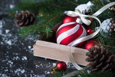 Noel süslemeleri kırmızı biblo kutusunda.