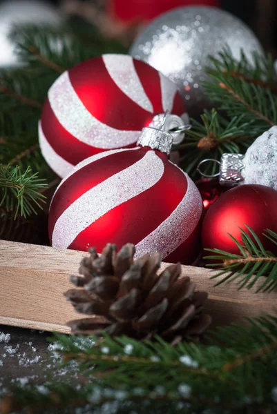 Weihnachtsschmuck rote Christbaumkugel in der Schachtel. — Stockfoto