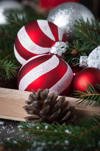 Decorações de Natal bauble vermelho na caixa . — Fotografia de Stock