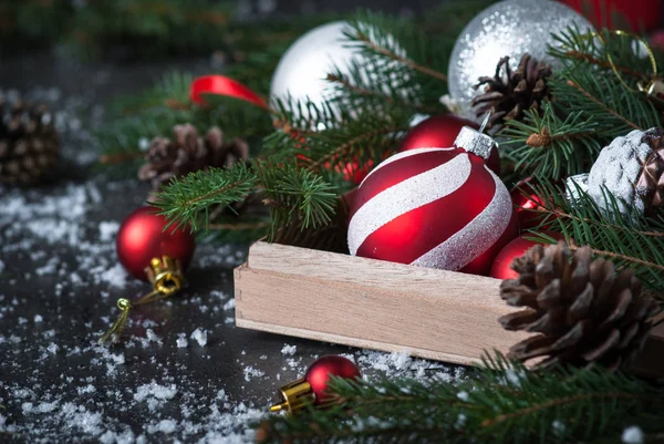 Weihnachtsschmuck rote Christbaumkugel in der Schachtel. — Stockfoto