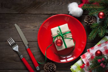 Süslemeli noel masası. 