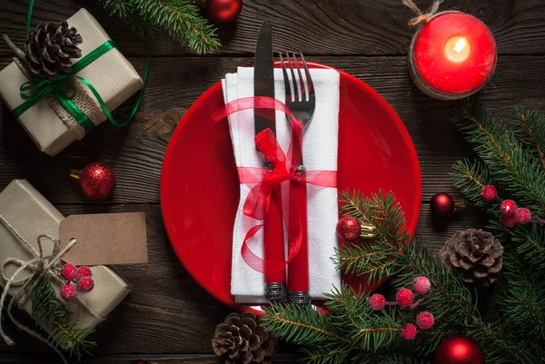 Weihnachtliche Tischdekoration mit weihnachtlicher Dekoration. — Stockfoto