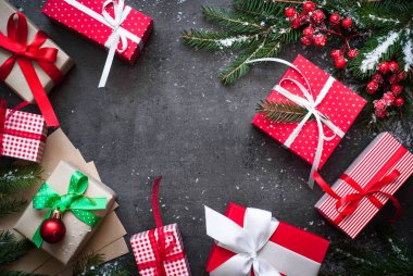 Noel hediyesi, ağaç dalı, arduvaz arka plan üzerinde süslemeleri. 