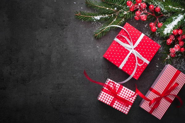 Presente de Natal, galho de árvore, decorações em fundo de ardósia . — Fotografia de Stock