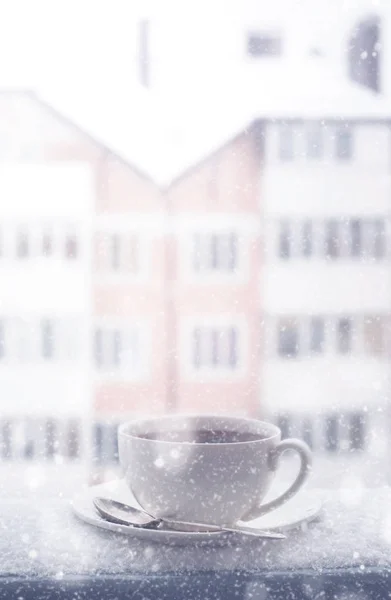 Cup of hot tea outdoor in snowing day. — Stock Photo, Image