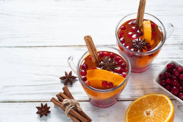 Tasse heißen Tee mit Früchten und Gewürzen. — Stockfoto