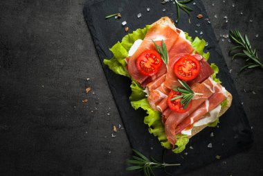 Jamon serrano mozzarella ciabatta sandviç salata yaprakları