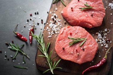 Kesme tahtasındaki çiğ biftek.