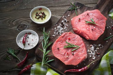 Kesme tahtasındaki çiğ biftek.