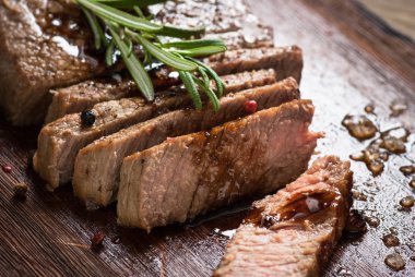 Izgara dana biftek dilimlenmiş.