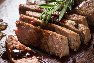 Izgara dana biftek dilimlenmiş.