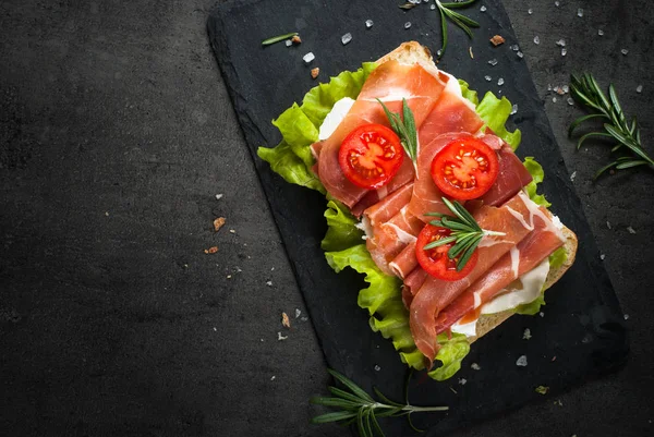 Ciabatta sandwich with  salad leaves jamon serrano mozzarella — Stock Photo, Image