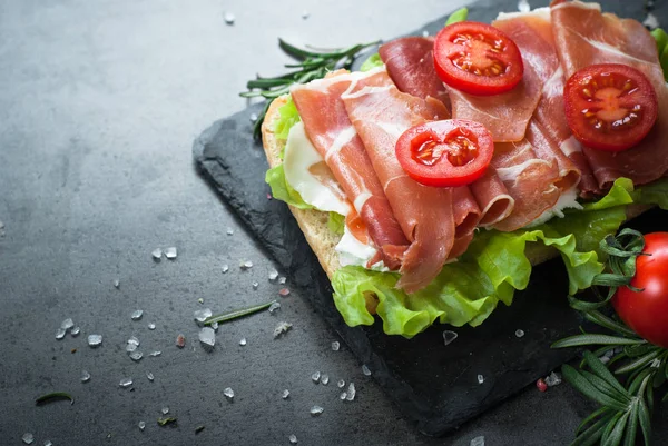 Sandwich de Ciabatta con hojas de ensalada jamón serrano mozzarella — Foto de Stock