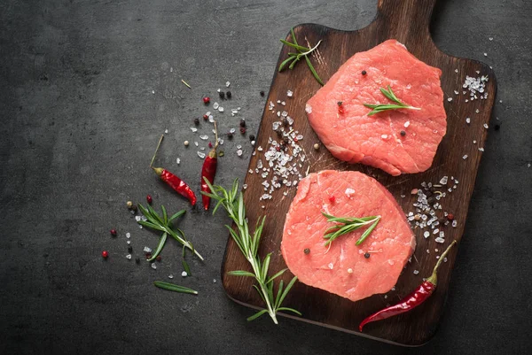 Bife cru numa tábua de corte — Fotografia de Stock