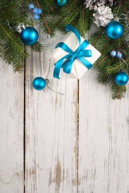 Noel arka plan. Beyaz, mavi süslemeleri.