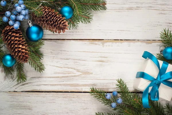 Weihnachtlicher Hintergrund. Blaue Dekorationen bei Weiß. — Stockfoto