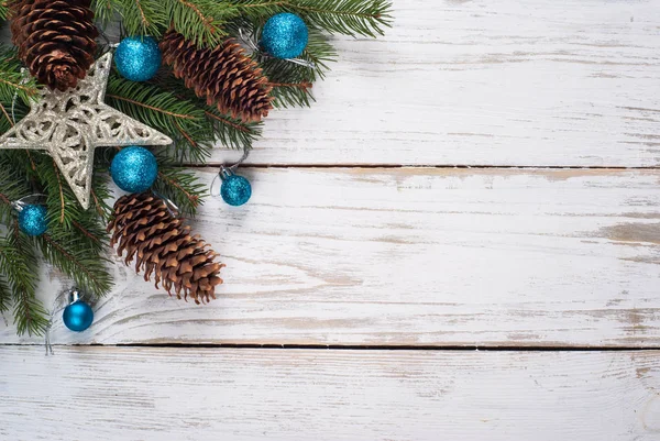 Рождественский фон Синие украшения на белом . — стоковое фото