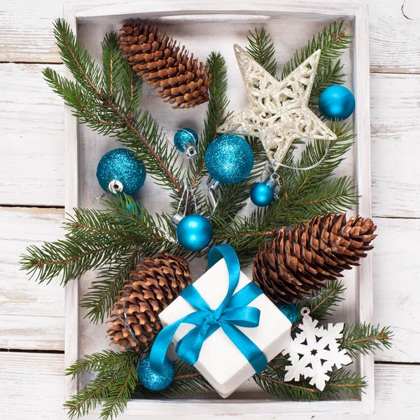 クリスマスの背景。青い装飾ギフト ホワイト ボックスでコーン. — ストック写真