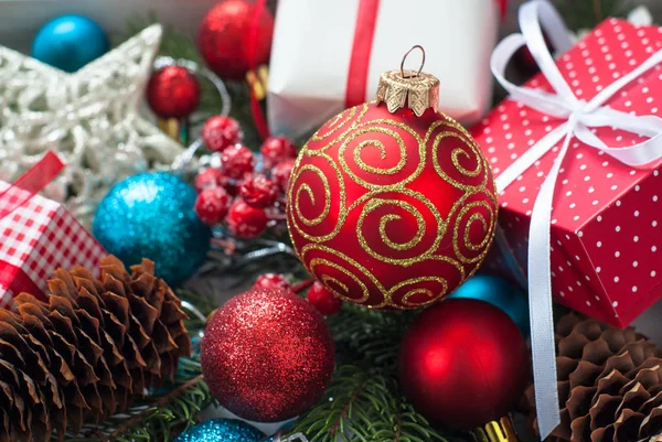 Fundo de Natal. Cones de presente de decorações vermelhas azuis em b branco — Fotografia de Stock