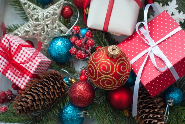 Fundo de Natal. Cones de presente de decorações vermelhas azuis em b branco — Fotografia de Stock