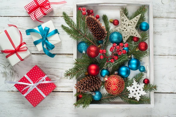 Scatola con decorazioni natalizie e scatole regalo . — Foto Stock