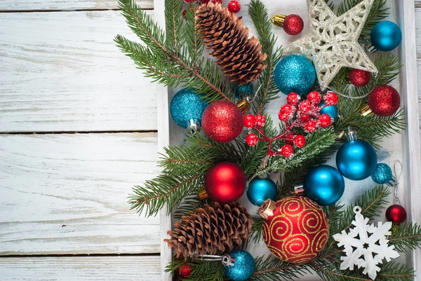 Weihnachtlicher Hintergrund. blau rote Dekorationen Geschenkkegel an weißen b — Stockfoto