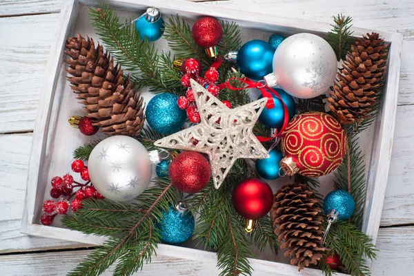 Fundo de Natal. Cones de presente de decorações vermelhas azuis em b branco — Fotografia de Stock