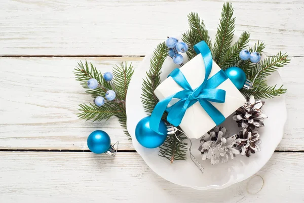 Cenário de mesa de Natal com decorações em branco . — Fotografia de Stock