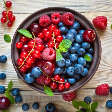 çeşitli yaz meyveleri