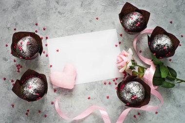 Sevgiliye arka plan. Çikolatalı kek, hediye ve çiçek.