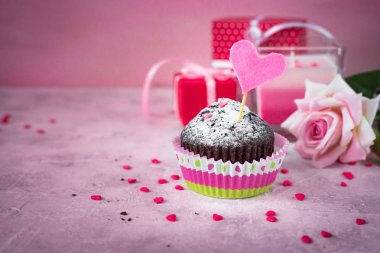 Sevgiliye arka plan. Çikolatalı kek, hediye ve çiçek.